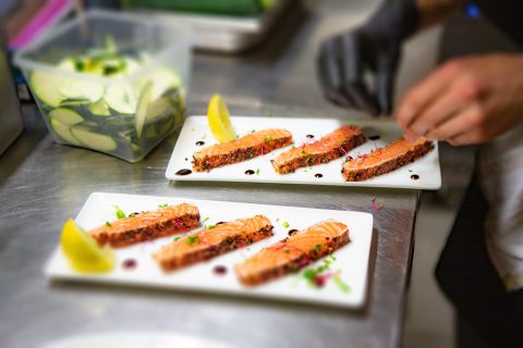 Tataki de saumon mariné aux 5 baies, snaké aller-retour