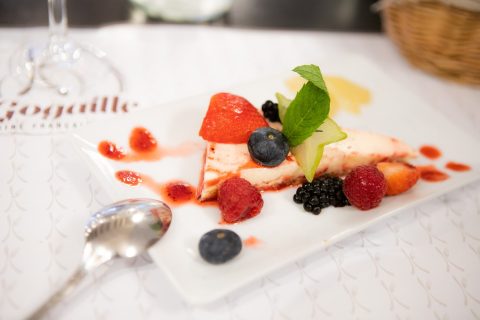 Cheesecake aux fruits rouges sur son fond de spéculos dessert signature du chef